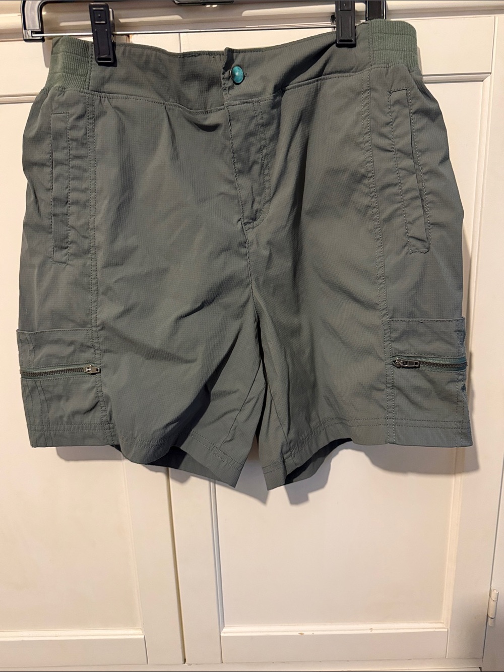 Te Verde Women's Cargo Shorts in Olive Green